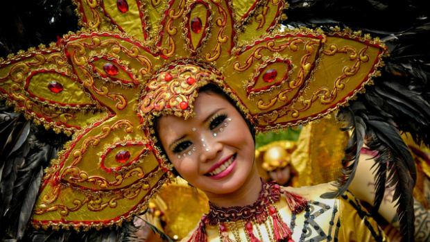 Girl in golden headdress travel.yekram.com 620